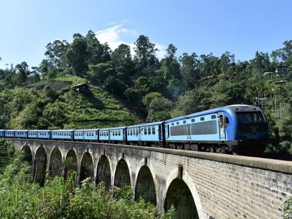 De trein gaat over de Nine arches brug in Sri Lanka