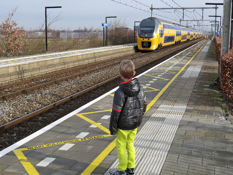 Tycho kijkt naar de trein