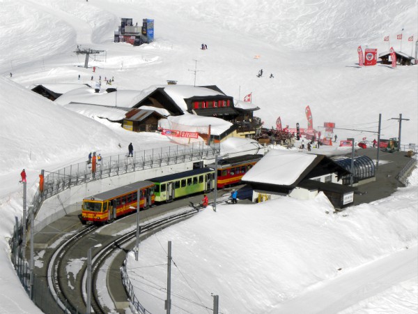 Ook in de sneeuw rijden de Zwitserse treinen omhoog