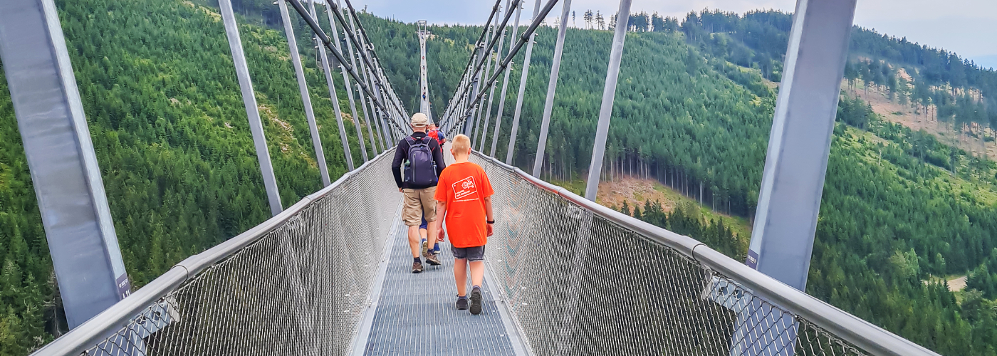 De jongens van Alma op de Skywalk van Dolni Morava in Tsjechië