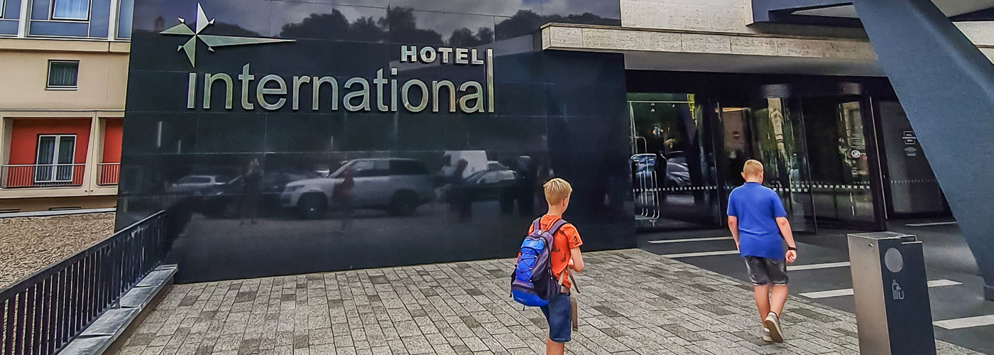 De entree van Hotel International met de kinderen van Alma tijdens hun vakantie in Tsjechië