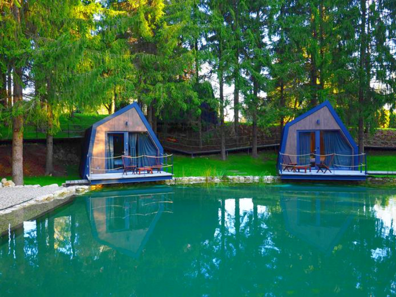 Een van de diverse accommodaties in het mooi aangelegde Plitvice Holiday resort.