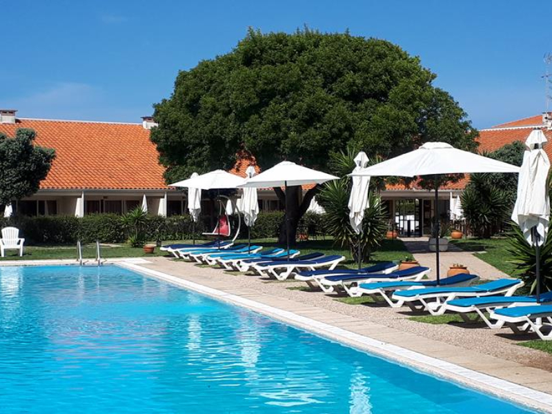 Het zwembad bij hotel Clube Pinhal da Foz in Esposende, Noord Portugal