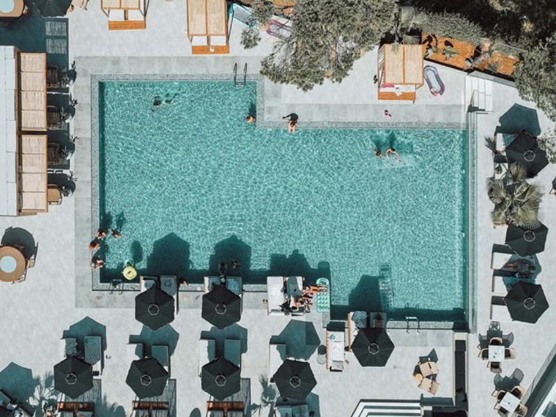 Het bovenaanzicht van zwembad Eliros Mare in Kreta 