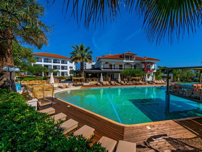 Een van de zwembaden van Flegra Palace, een kleinschalig en kindvriendelijk hotel op Chalkidiki in Griekenland