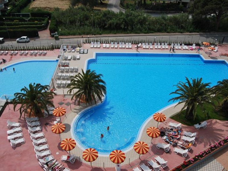Uitzicht op het grote zwembad van het gezinsvriendelijke hotel Ai Pozzi in Ligurie in Italie