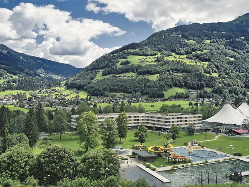 Het kindvriendelijke hotel Blue montafon in Voralberg, Oostenrijk. Met op de foto ook het Alpenbad!