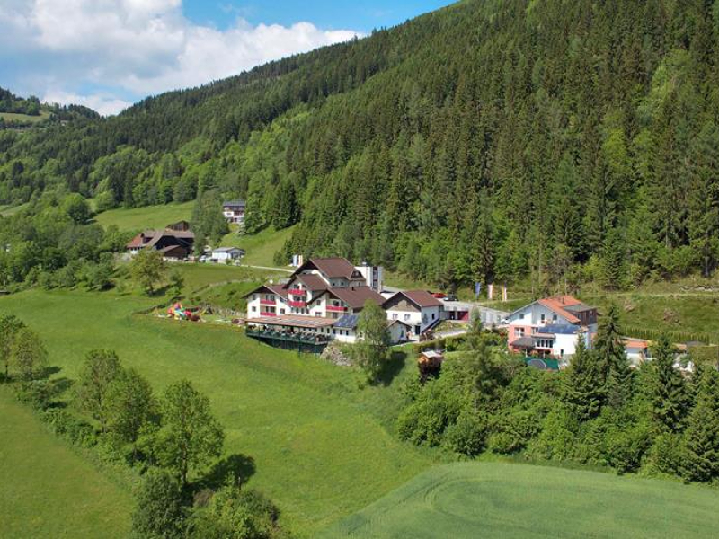 het prachtig gelegen hotel Pfeffermuhle tussen de bergen van Karinthië