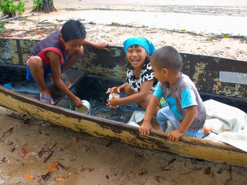 kinderen spelen in bootje