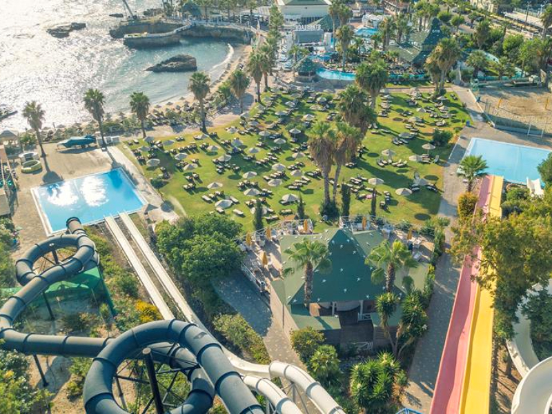 Uitzicht over het waterpark en het strand bij het gezinsvriendelijke Star Beach hotel op Kreta in Griekenland