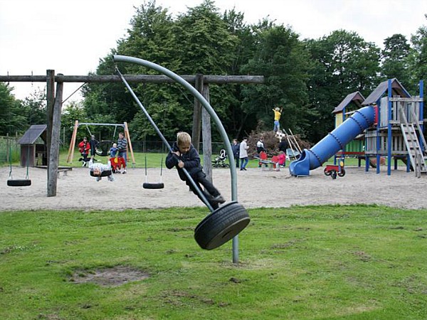 Spelen in de speeltuin van de gezellige familiecamping Jelling