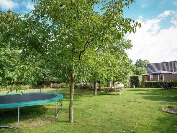 Grote tuin bij vakantiehuis in Ravenstein