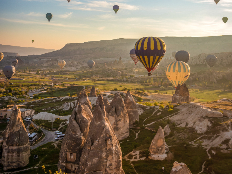 Luchtballonnen stijgen op in het waanzinnige landschap van Cappadocië