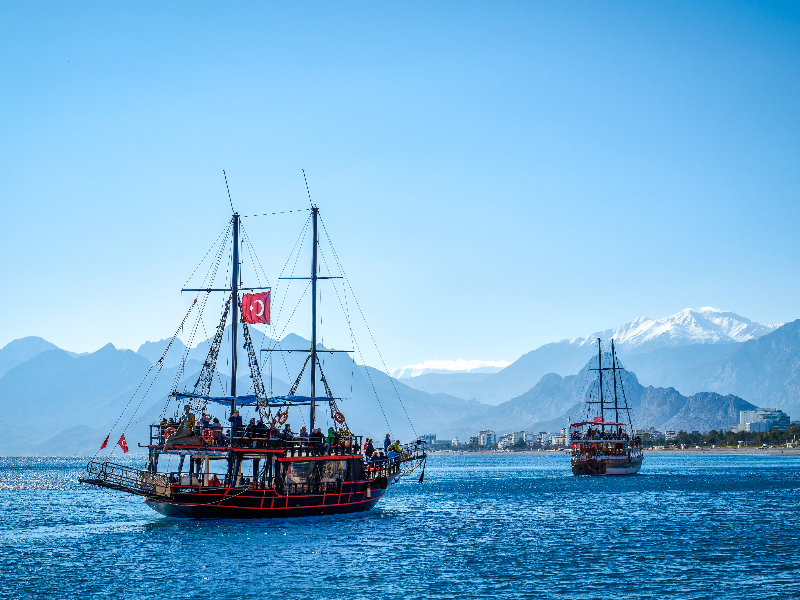 Schepen varen langs de Turkse Riviera