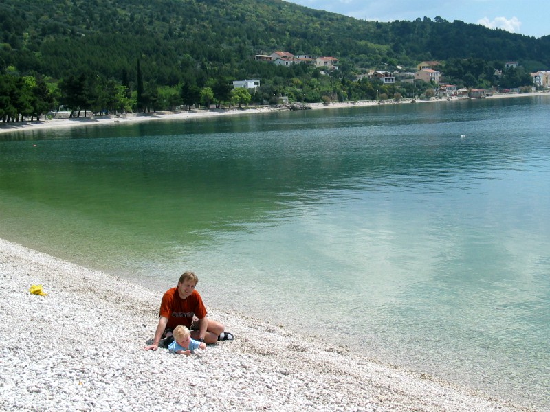 Spelen op het kiezelstrand tijdens een tussenstop in Kroatië