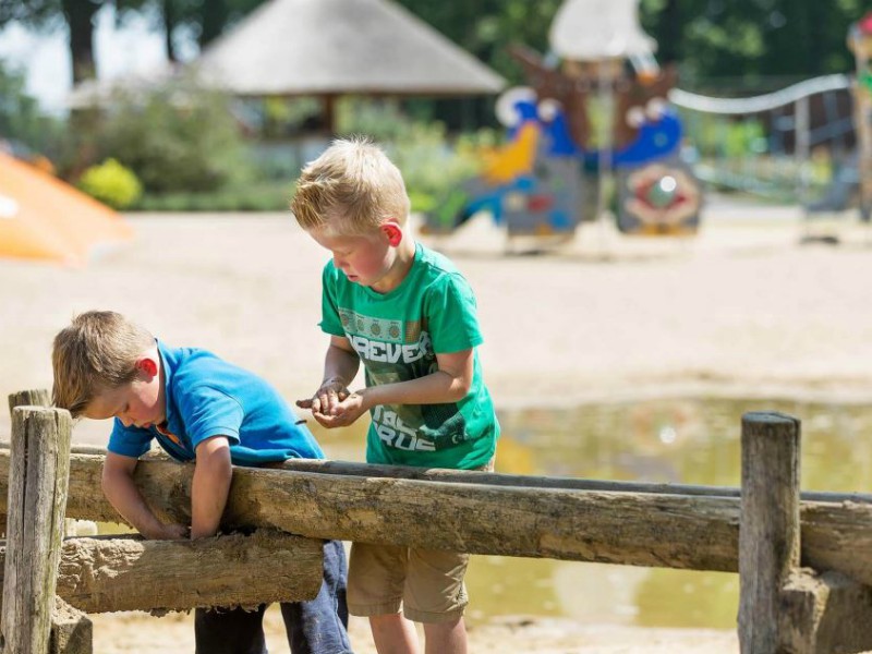 De kids spelen in de waterspeeltuin