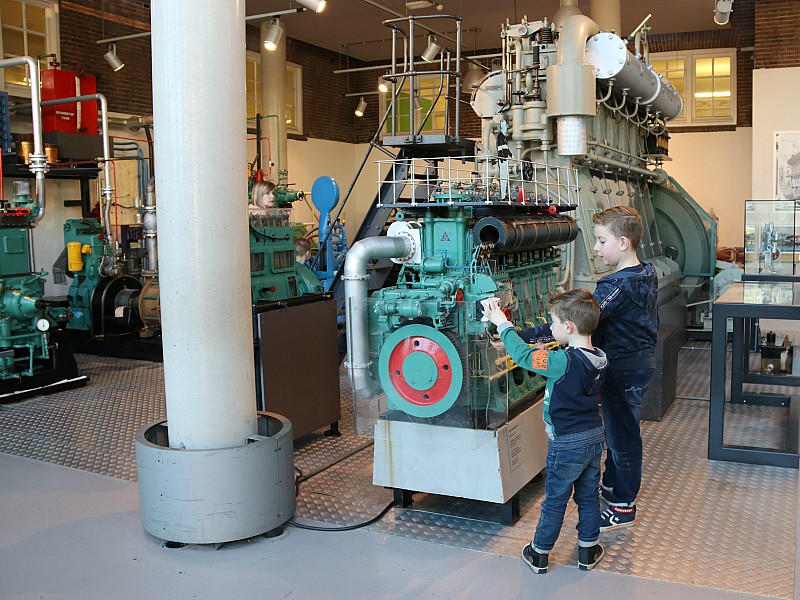 Door middel van knopjes kunnen de kids van alles in werking stellen in het Oyfo Techniekmuseum