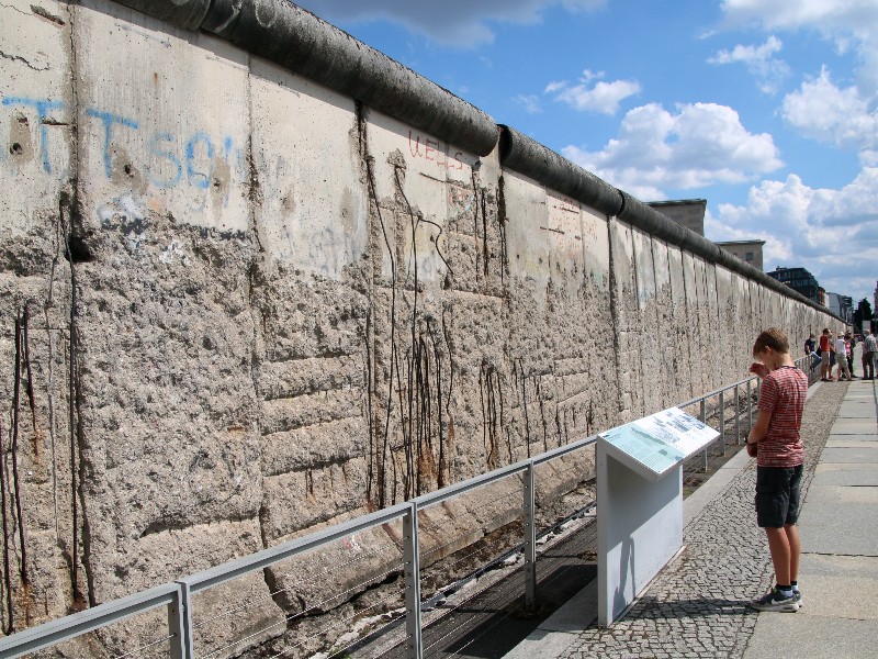Tycho bij een stuk Berlijnse muur