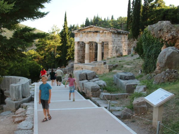 Lekker rondstruinen tussen de ruïnes van Delphi