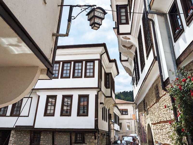 Typische huizen en lantaarns in Ohrid