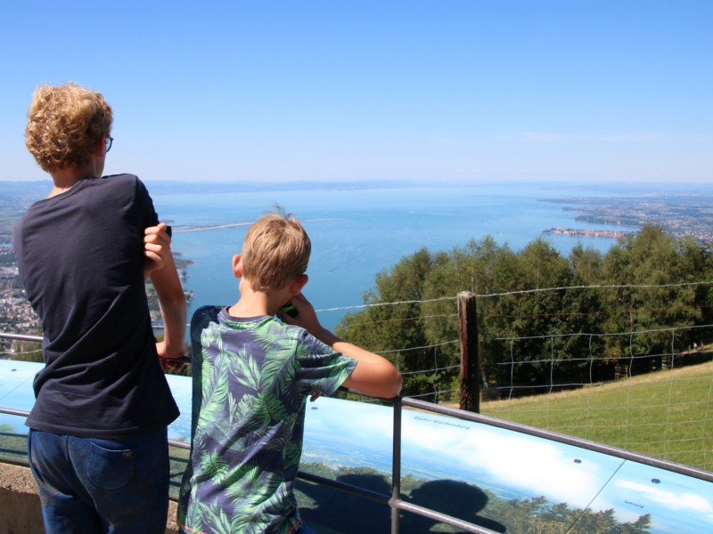 Zeb en Tycho kijken uit over de Bodensee vanaf de Pfänder berg