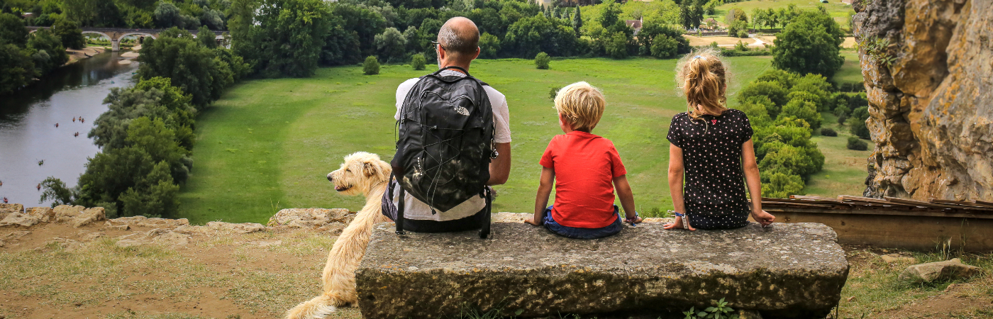 Freddie en haar gezin kijken uit over een vallei in de Perigord Noir, Dordogne