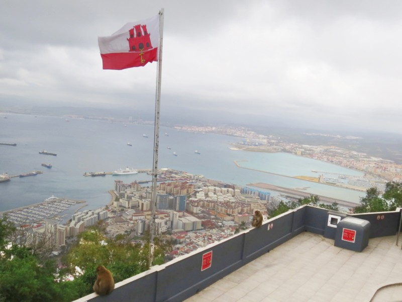 De vlag van Gibraltar wappert bovenop de rots bij de apen