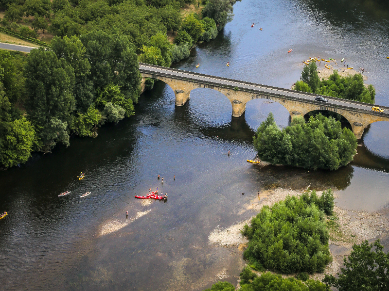 Overal langs de Dordogne kun je Kano's huren. Neem een korte route met de kids en je hebt een heerlijk uitstapje op het water te pakken!