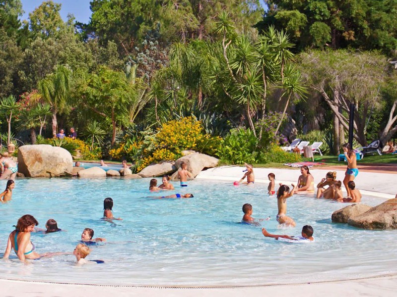 Het kiezelstrand bij Camping Ultima Spiaggia