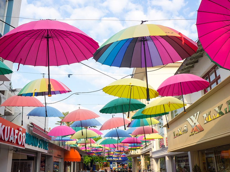 De kleurrijke straat vol paraplu's in Fethiye