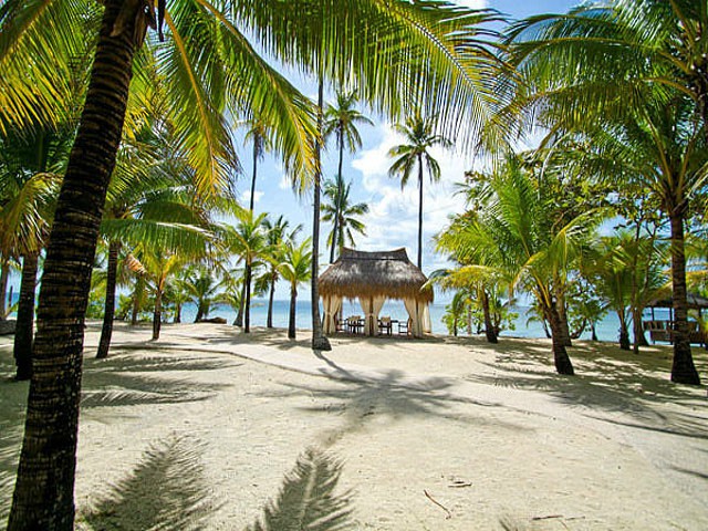 strand van Coco Grove Beach Resort op Siquijor op de Filipijnen