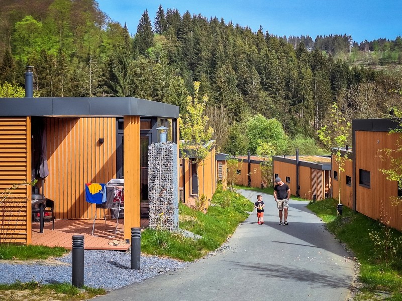 In de prachtige natuur ligt vakantiepark UplandParcs Sauerland. Het combineert comfort, luxe en duurzaamheid, met kindercottages inclusief glijbaan, kijk snel!