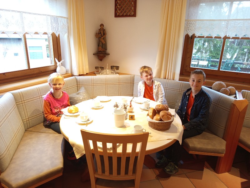 Gezellig aan tafel bij Gästehaus Fitsch