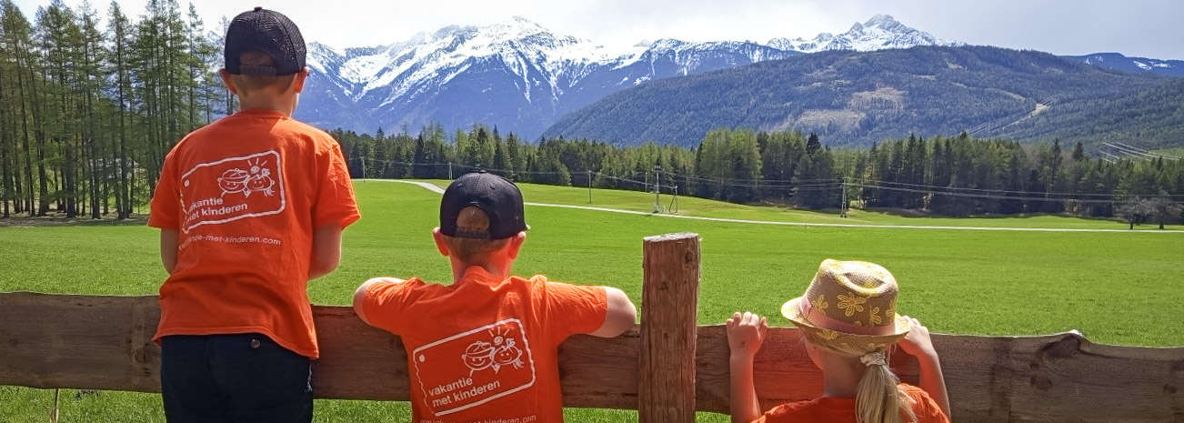 De kinderen van Emma genieten van het uitzicht