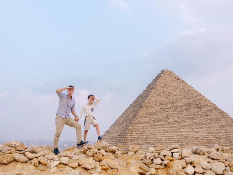 vader en zoon voor piramide