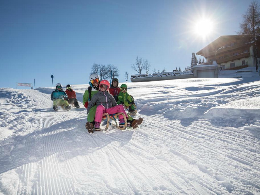 Vakantieboerderij / hotel Hartlohof zit vlak bij de piste in het Oostenrijkse dorp Niederau