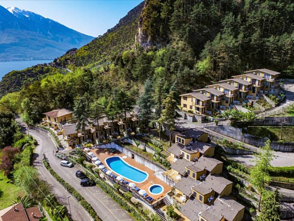 Uitzicht over het kindvriendelijke vakantiepark van Oasi nabij het Gardameer in Italie.