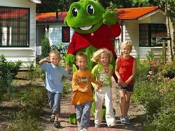 kinderen en duinrell kikker op het vakantiepark