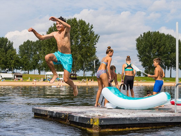 Jongen springt in het water bij het Eiland van Maurik