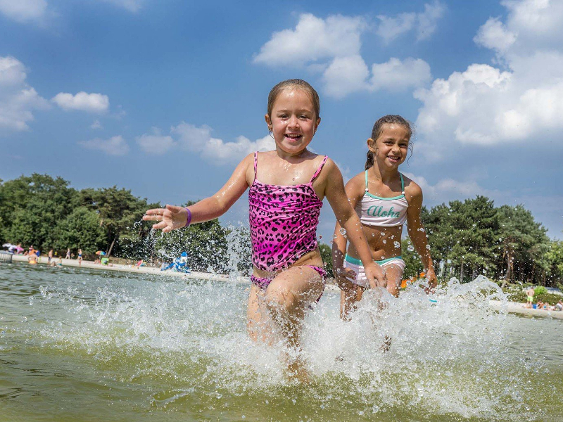 Kinderen hebben plezier in het zwemmeer van Eldoradevakantiepark de Bergen in Brabant
