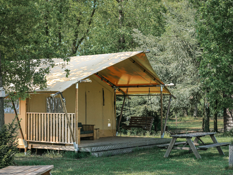 Een mooie safari-tent op het tentenveld van Sandberghe