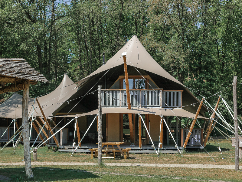 Een mooie safari-tent op het tentenveld van Sandberghe