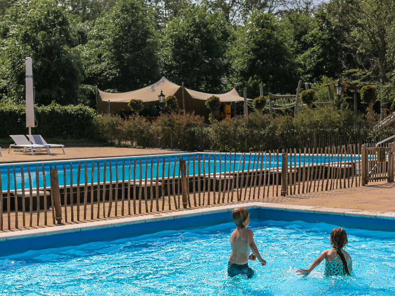 De buitenbad bij het peutervriendelijke vakantiepark Sandberghe in Brabant.