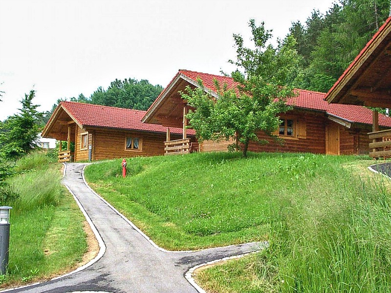 De bungalows op het heuvelachtige vakantiepark Stamsried