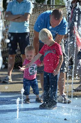 Spelen met water Chris en zijn grote vriend Jamie.