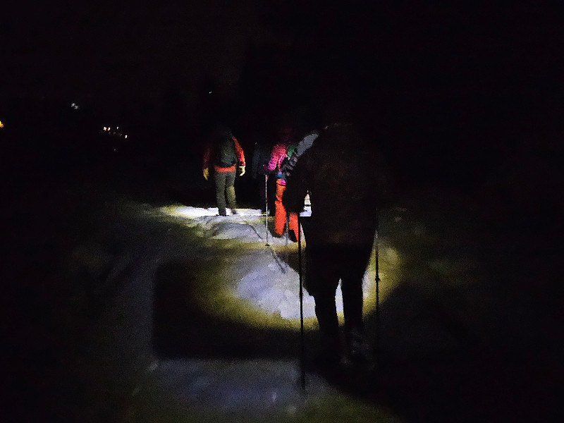 Wandelen in het donker in de sneeuw in Val d'Arly