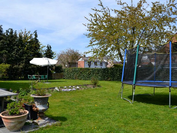 Tuin met trampoline bij het appartement