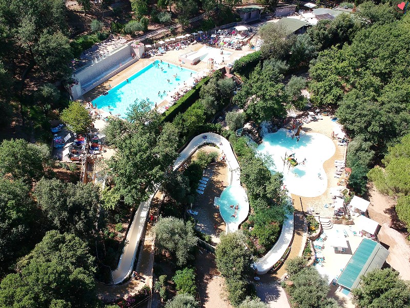 Luchtfoto van het zwembad van Vallicella Glamping Resort