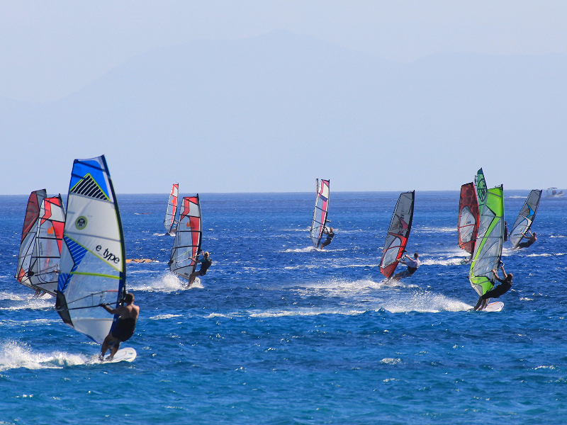 Windsurfers en watersporters kunnen hun hart ophalen aan Vassiliki Beach op Lefkas
