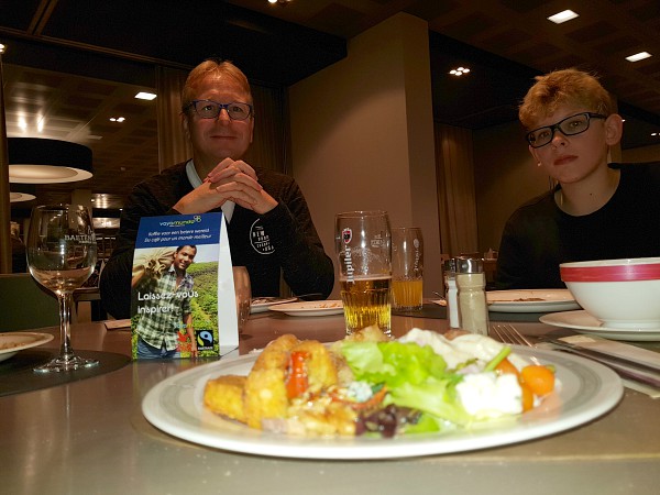 dineren in het buffet restaurant